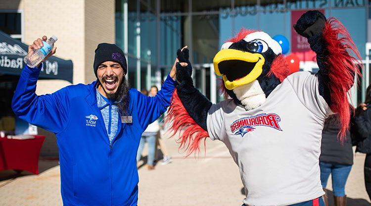 Rowdy and an MSU Denver tour guide embrace at Open House